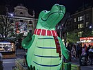 Nafukovac� drak sed� u sochy Jo�ta na Moravsk�m n�m�st� v Brn�. (listopad 2025)