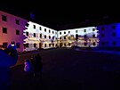 Videomapping prom�tan� na dvou zdech hradu �pilberk p�ibli�uje historii Brna.