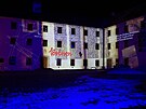 Videomapping prom�tan� na dvou zdech hradu �pilberk p�ibli�uje historii Brna.