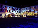 Videomapping prom�tan� na dvou zdech hradu �pilberk p�ibli�uje historii Brna.