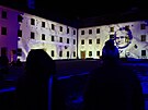 Videomapping prom�tan� na dvou zdech hradu �pilberk p�ibli�uje historii Brna.