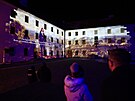 Videomapping prom�tan� na dvou zdech hradu �pilberk p�ibli�uje historii Brna.