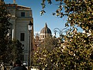 Pohled na baziliku svatého Petra z ve�ejného prostoru p�ed And�lským hradem....