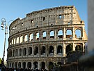 Koloseum, jeden z novodobých div� sv�ta, je njev�t�ím antickým amfiteátrem na...
