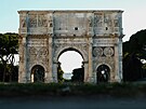 Nejv�t�í vít�zný oblouk v �ím� Konstantin�v oblouk byl postaven na památku...