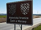 Hn�d� cedule s �esk�m lvem a moravskou orlic� na silnici I/35 u rozestav�n�...