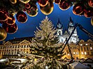 Zdoben� v�no�n�ho strome�ku na Starom�stsk�m n�m�st� (27. listopadu 2025)