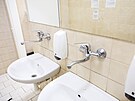 Pracovn�k�m st�ediska do�la trp�livost s t�m, jak vypadaj� toalety v centru,...