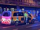 Policejn� auto srazilo v Plze�sk� ulici v Praze chodce. (28. listopadu 2025)