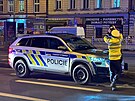 Policejn� auto srazilo v Plze�sk� ulici v Praze chodce. (28. listopadu 2025)