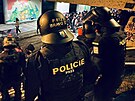 Policie eskortuje fanou�ky Freiburgu, kte�� p�ed z�pasem posprejovali ka�nu v...