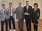 �sp�n� student Z�U v Plzni Ji�� Hru�ka (na sn�mku) v�noval prezidentovi Petru...