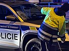 Policejn� auto srazilo v Plze�sk� ulici v Praze chodce, ten na m�st� zem�el....