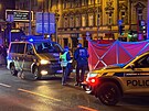 Policejn� auto srazilo v Plze�sk� ulici v Praze chodce, ten na m�st� zem�el....