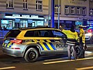 Policejn� auto srazilo v Plze�sk� ulici v Praze chodce, ten na m�st� zem�el....