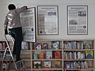 Knihovnice Ivana Zedkov� v�� jeden z panel� v�stavy Kyle�ovick� knihovny.