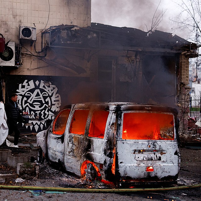 Ilustra�n� sn�mek z 29. listopadu 2025. Ukrajinsk� hlavn� m�sto Kyjev tehdy v noci �elilo �toku rusk�ch st�el a dron�, kter� zabil nejm�n� jednoho �lov�ka a 11 lid� v�etn� d�t�te zranil.