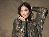 Tmavé kalhoty a prsvitná blza s tpytivými prouky jsou recept na úspch....