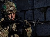 Ukrajinský voják bhem vojenského výcviku v Charkovské oblasti (25. listopadu...