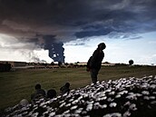 Libyjtí povstalci pihlíejí poáru ropovodu nedaleko msta Ras Lanúf na...