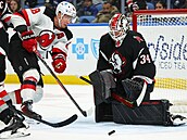 Ondej Palát z New Jersey se ítí ped branku Buffala, kterou hájí Alex Lyon.