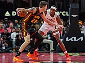 S míem si dlá prostor Vít Krejí z Atlanty, pozorn ho brání Quan Tomlin z...