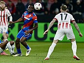 Momentka z utkání Plze - Freiburg. Mí má pímo ped obliejem domácí útoník...