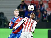 Hlavi�kuje Junior Adamu z Freiburgu sleduje ho plze�ský Václav Jemelka.