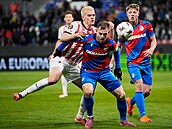 Matthias Ginter z Freiburgu se tlaí na plzeského kapitána Matje Vydru....