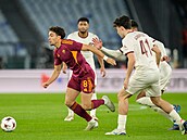 Neil El Aynaoui z AS ím utíká obran Midtjyllandu.