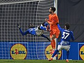 V akrobatické pozici je olomoucký Ahmad Ghali, pihlíejí branká Darko Hrka z...