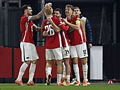 Fotbalisté Alkmaaru oslavují gól proti Shelbourne.