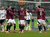 Angelo Preciado (druhý zleva mezi sparany) oslavuje gól se spoluhrái.