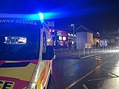 Mladík v ernoicích uvázl ve dveích osobního vlaku, který ho následn nkolik...