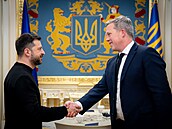 Ukrajinský prezident Volodymyr Zelenskyj a tajemník amerického ministra obrany...