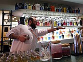 Píprava nealkoholického koktejlu v baru v Rijádu. (23. ledna 2024)