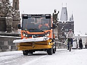 První sníh v Praze. Úklid snhu na Karlov most. (24. listopadu 2025)