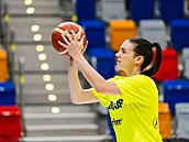 Bridget Carletonová z USK Praha stílí ped zápasem s Gdyní v Eurolize.