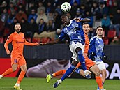 Abdoulaye Sylla ze Sigmy Olomouc hlavikuje v zápase s Celje v Konferenní lize.