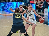 Ema Bláhová a Kateina Rokoová z Levhartic Chomutov brání Gabiju Meskonyteovou...