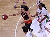 Emma Merriweatherová z Basketu Ostrava se snaí odpoutat od bránící Shante...