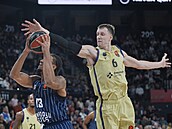 Jan Veselý z Barcelony se sna�í v euroligovém duelu zablokovat Brice Desserta z...