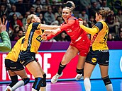 eská házenkáka Valerie Smetková bhem zápasu se védskem na mistrovství svta.