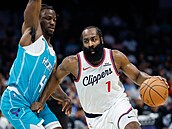 James Harden z Los Angeles Clippers obchází Siona Jamese z Charlotte Hornets.