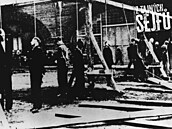 Konec. Po výsleích povstalce nacisté popravili.