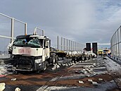 Kamion na sjezdu ze silnice I/68 narazil do protihlukové stny. Padající kusy...