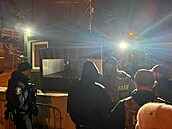 Písluníci Národního protikorupního úadu (NABU) procházejí kontrolním...