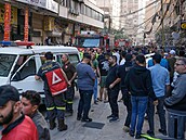 Lidé se shromaují na ulici po izraelském úderu v libanonském Bejrútu, který...