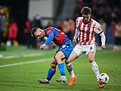 Plzeský bek Amar Memi (vlevo) bojuje s Patrickem Osterhagem v utkání s...