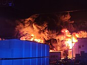 Hasi�i likvidují rozsáhlý po�ár pr�myslové haly ve Vysokém mýt�. (22. listopadu...